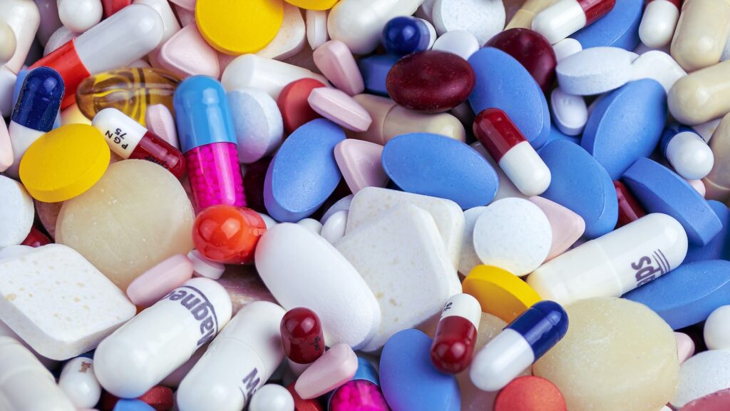 Множество таблеток разных цветов
