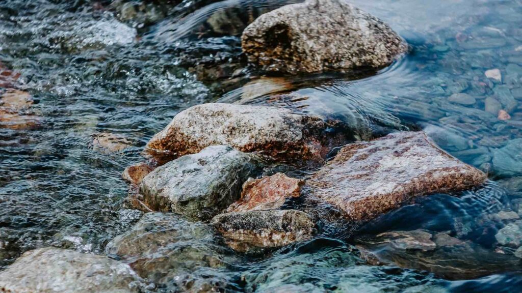 В ЗКО спасены трое подростков из водоёмов, одного ещё ищут