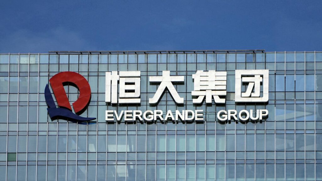 Акции китайской компании Evergrande упали на 25% после задержания сотрудников отдела управления благосостоянием