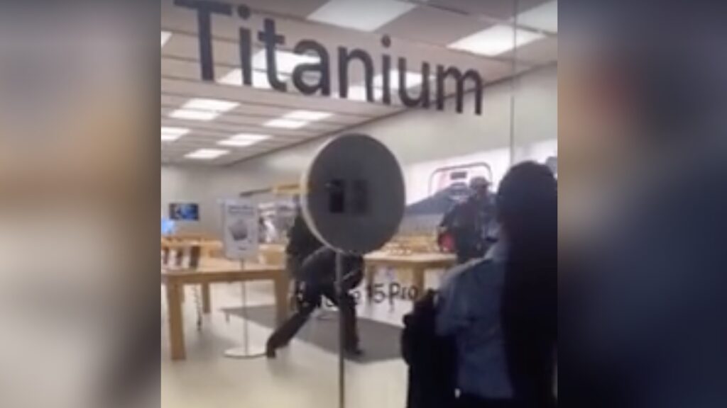 Банда подростков ограбила магазины в Филадельфии, включая Apple Store