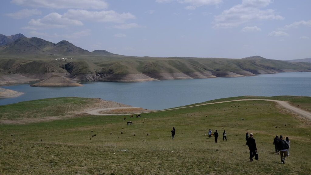 Озеро с горами в Казахстане