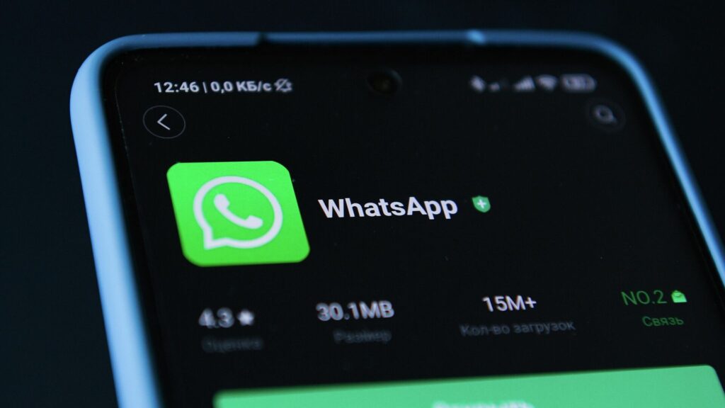 Приложение WhatsApp открыто на смартфоне