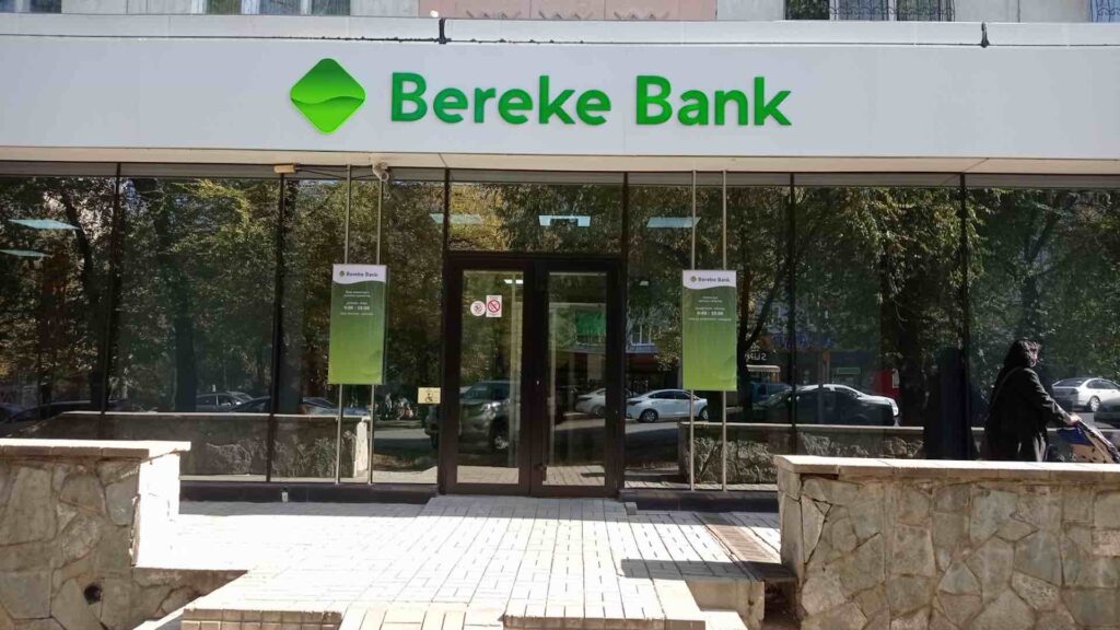Логотип Bereke Bank на здании