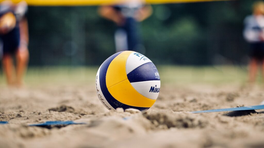 Мяч волейбола лежит на пляже