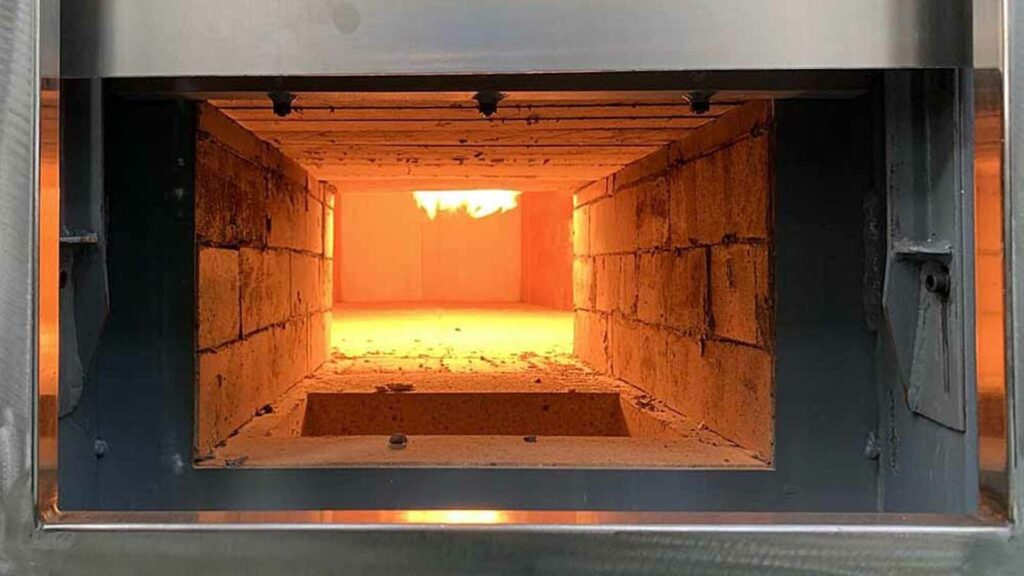 Огонь в печи крематория