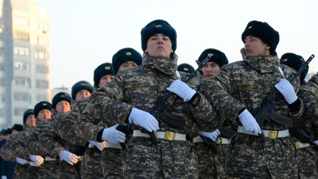 Военные Казахстана стоят в рядах с оружием