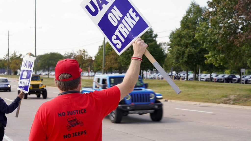 UAW расширит забастовку против 3 американских автопроизводителей в Детройте