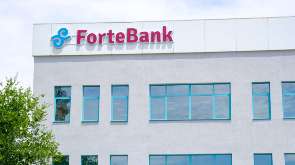 Здание ForteBank с вывеской