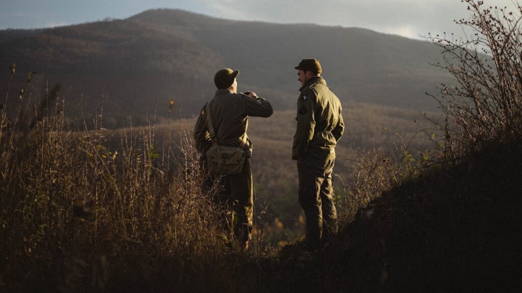 Два охотника разговаривают на охоте