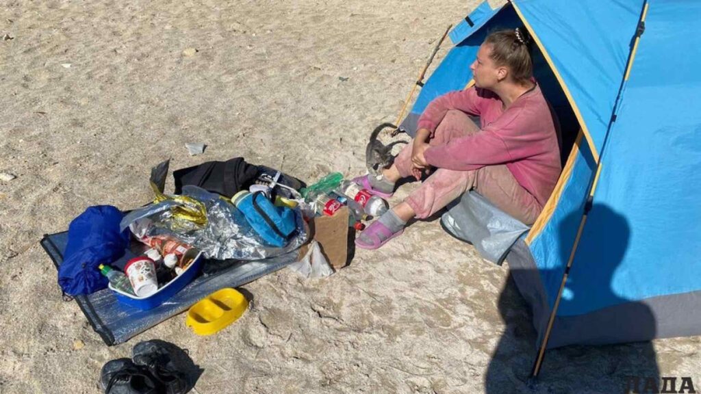Волонтёры помогли женщине с 2 образованиями, живущей в палатке на берегу Каспия в Актау