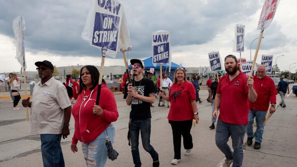 Забастовка UAW против автопроизводителей продолжается третий день, решения не видно