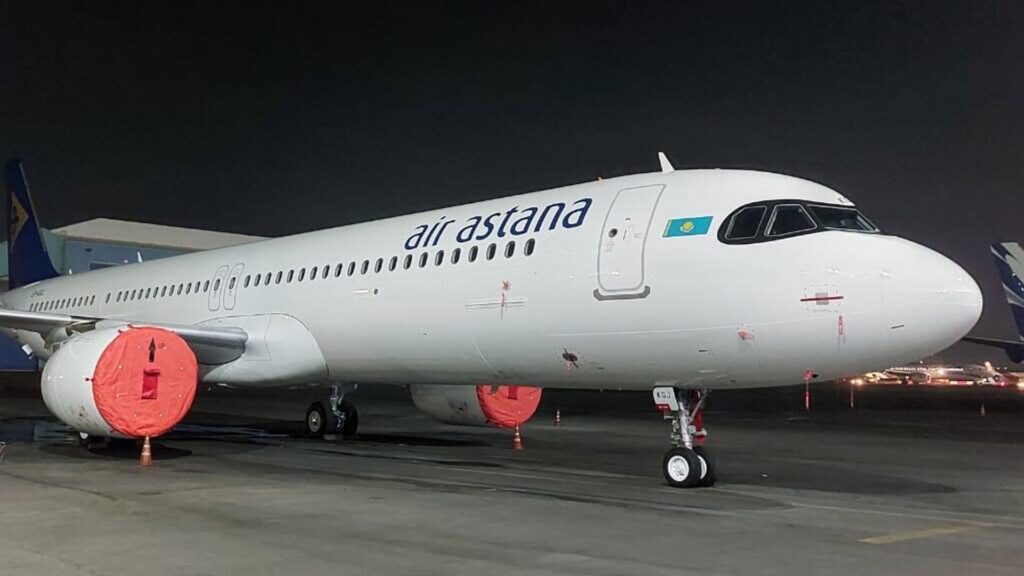 Самолет Air Astana в аэропорту