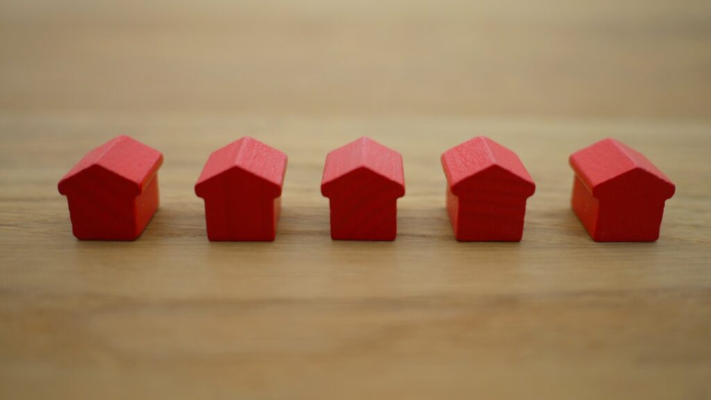 Красные макеты домов стоят на столе