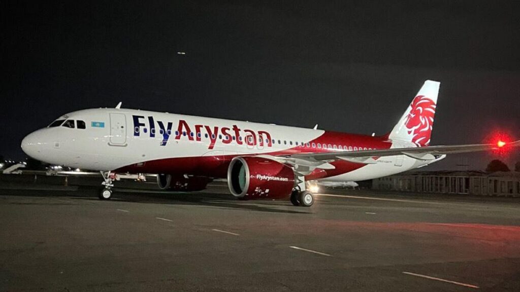 Самолет FlyArystan стоит на взлетно-посадочной полосе
