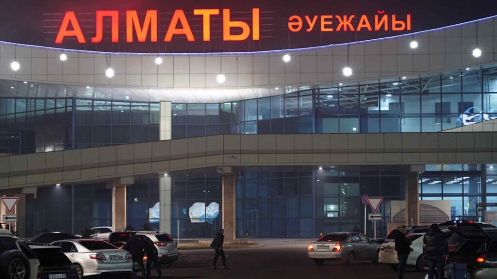 Аэропорт Алматы ночью