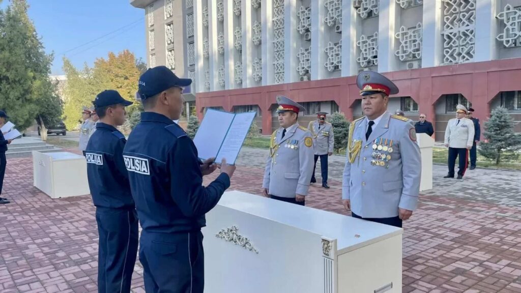 Молодые полицейские принимают присягу в Шымкенте в честь Дня Республики