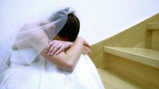 Штрафы и лишение свободы хотят ввести за кражу невест в Казахстане