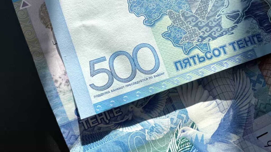 500 тенге лежат на купюре