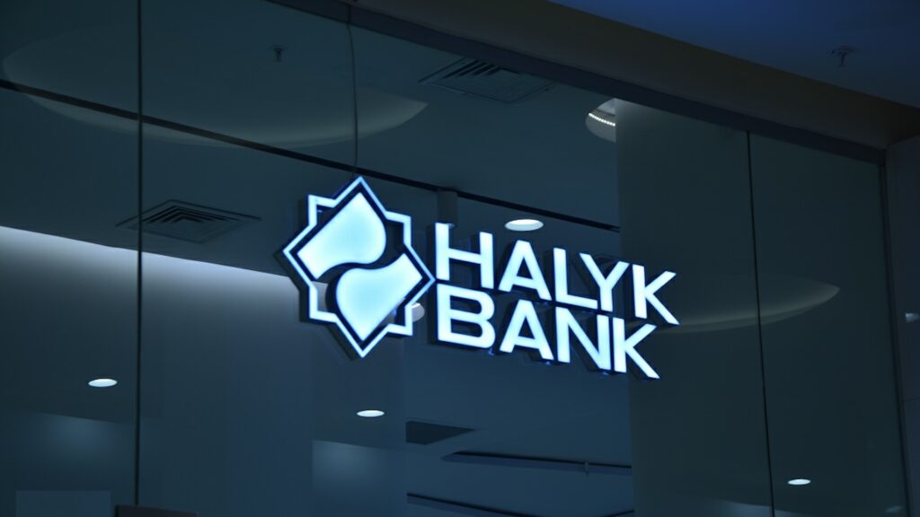 Вывеска Halyk Bank