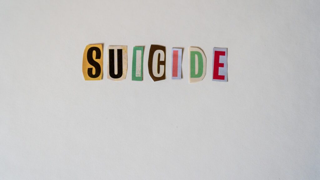 Надпись "Suicide" на бумаге