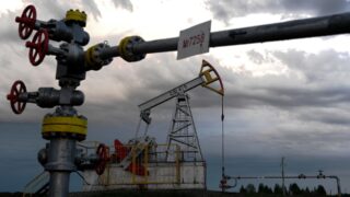 Казахстан в марте добывал на 131 тысячу баррелей нефти в сутки сверх нормы