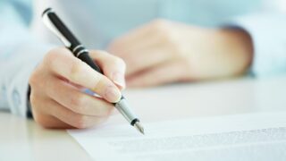 Должен помогать закону, а нарушал его: что натворил судебный исполнитель в Мангистау