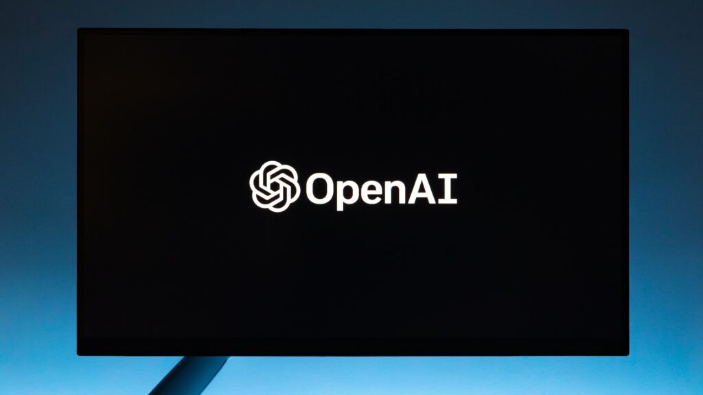 Логотип OpenAI на черном фоне