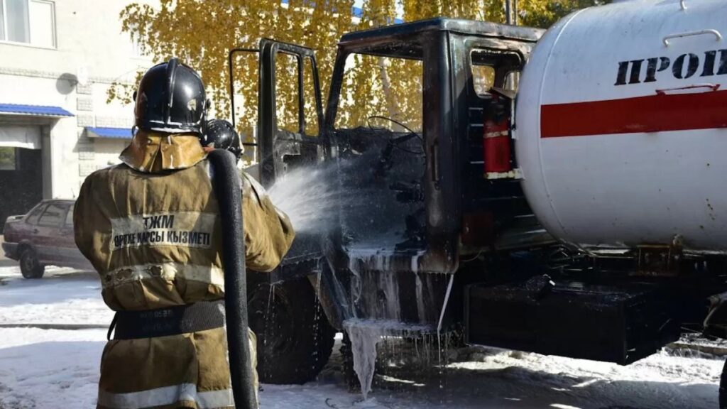 Пожарные предотвратили взрыв газовоза в Петропавловске