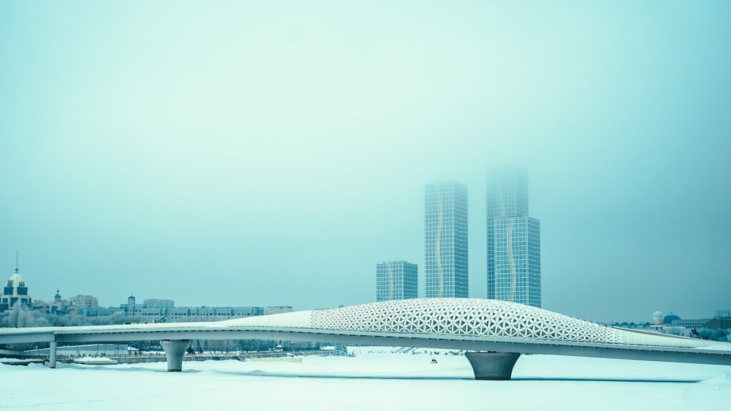 Туман в Астане - на фото мост и здание в тумане
