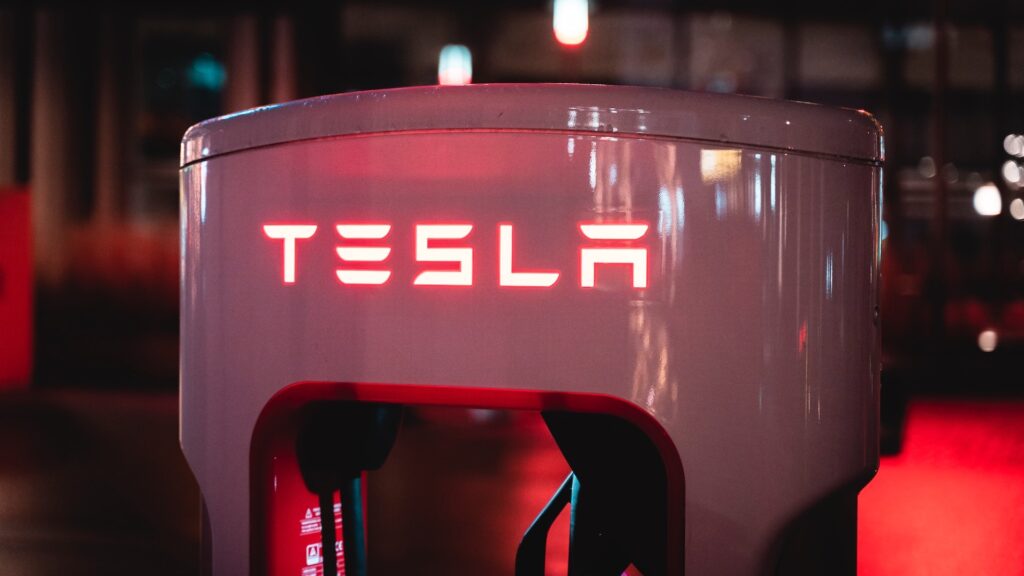 Tesla получила заказ на сверхбыстрые зарядные устройства от подразделения BP на сумму 100 млн долл.