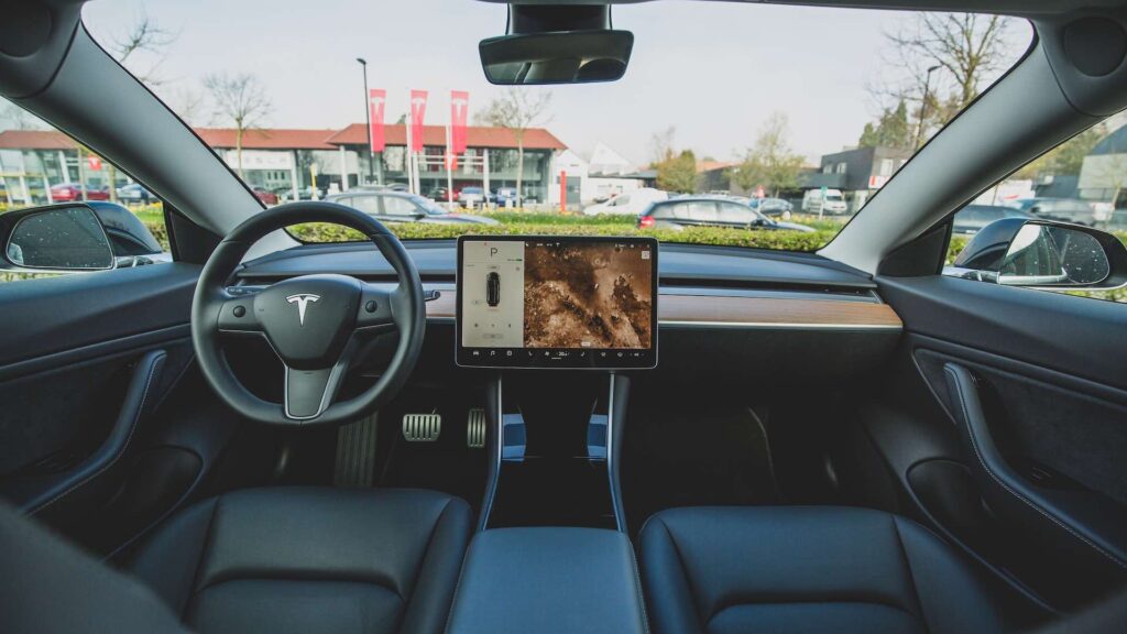 Tesla сократила поставки до 435 тысяч авто в III квартале из-за приостановки работы заводов