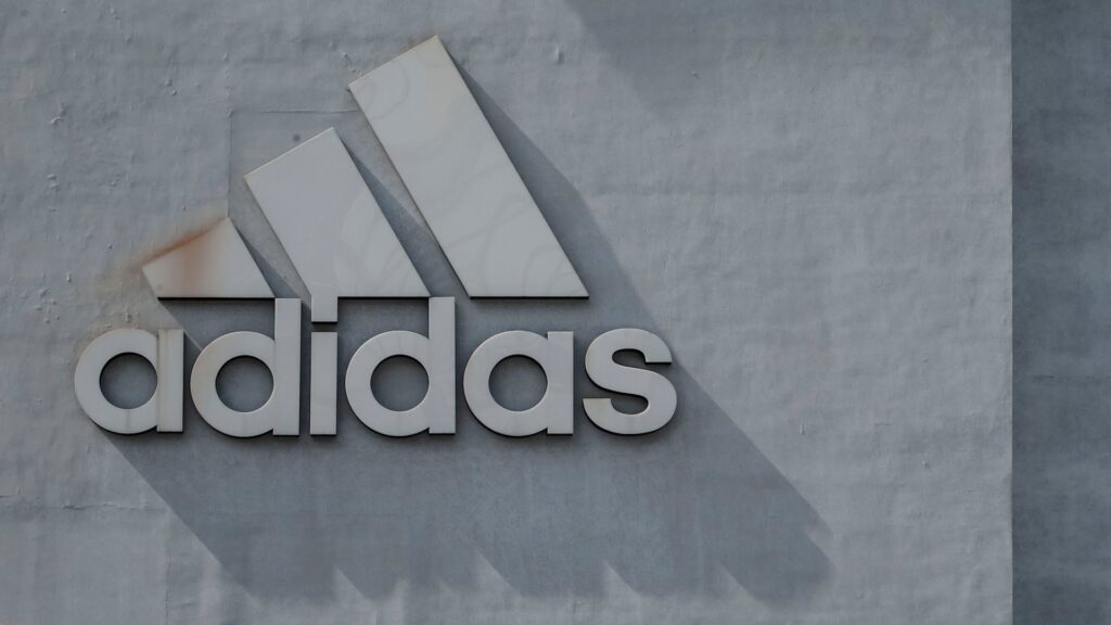Логотип Adidas на здании