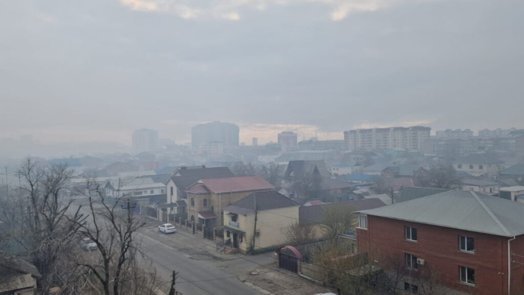 В Актобе и Атырау просят ограничить выход на улицу в связи с неблагоприятными метеоусловиями - Bizmedia.kz