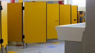 В школах Казахстана больше не будет уличных туалетов