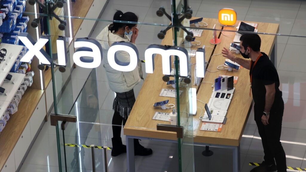 Логотип Xiaomi на стекле