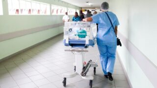 Жительница Павлодара выбросила из окна двоих детей: оба в реанимации