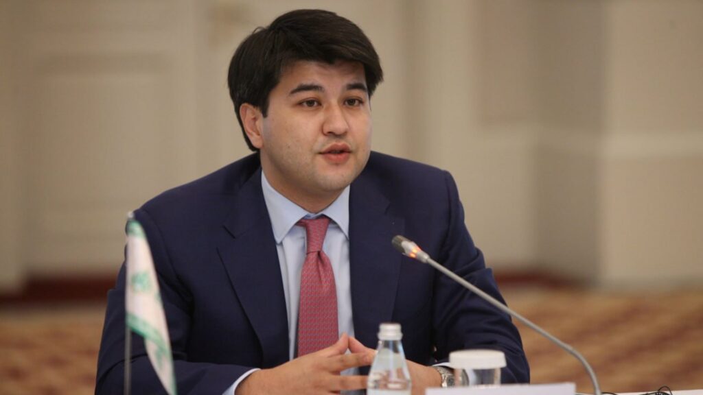Куандык Бишимбаев сидит за столом