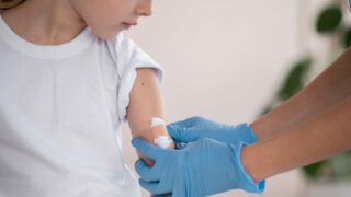 Как вакциноскептицизм и антиваксеры негативно влияют на здоровье детей