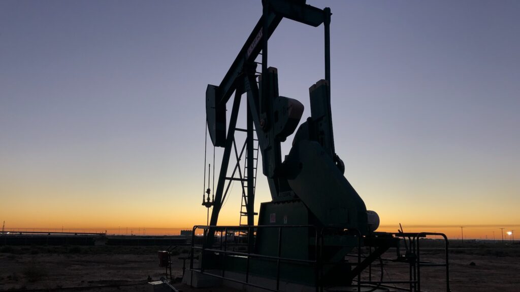 Нефтяная вышка на фоне заката