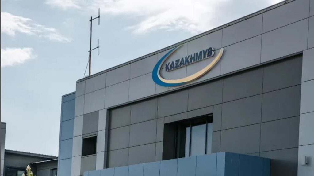 Логотип компании Казахмыс на одном из здании организации