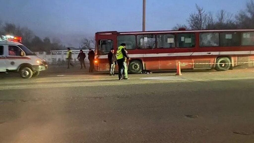 Маршрутный автобус сбил насмерть пешехода у остановки в Усть-Каменогорске