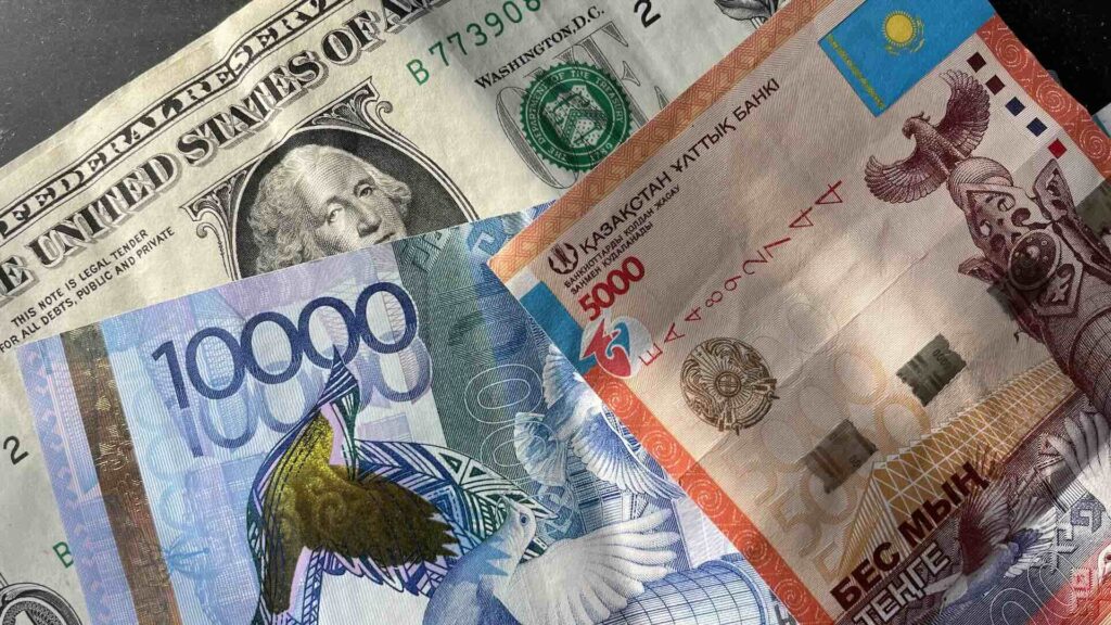 На KASE доллар в 11:00 продается около отметки 462,99 тенге