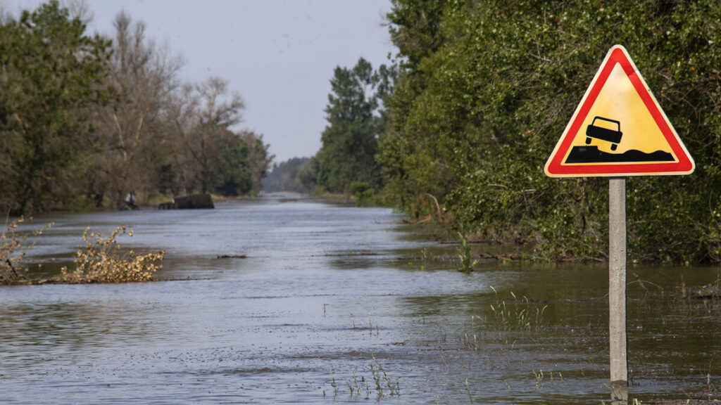 Вода залила дорогу