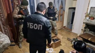 Полицейские обнаружили у жителя Жезказгана самодельный кастет, наркотики и оружие