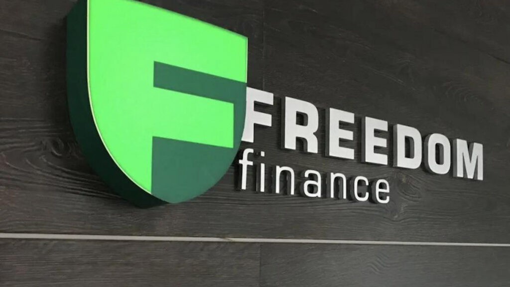 Логотип Freedom Finance на стене