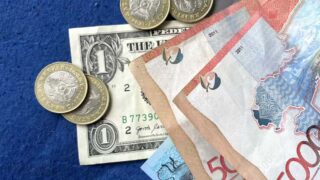 Сколько стоят доллар, евро и рубль в обменниках 1 июля
