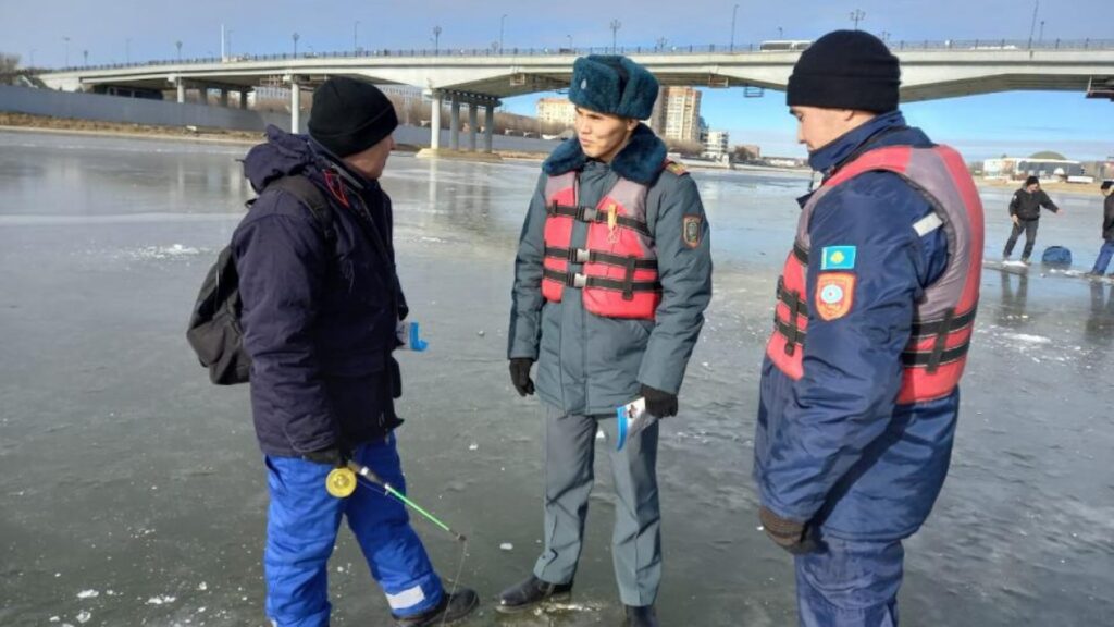 В Астане подросток провалился под лед на реке