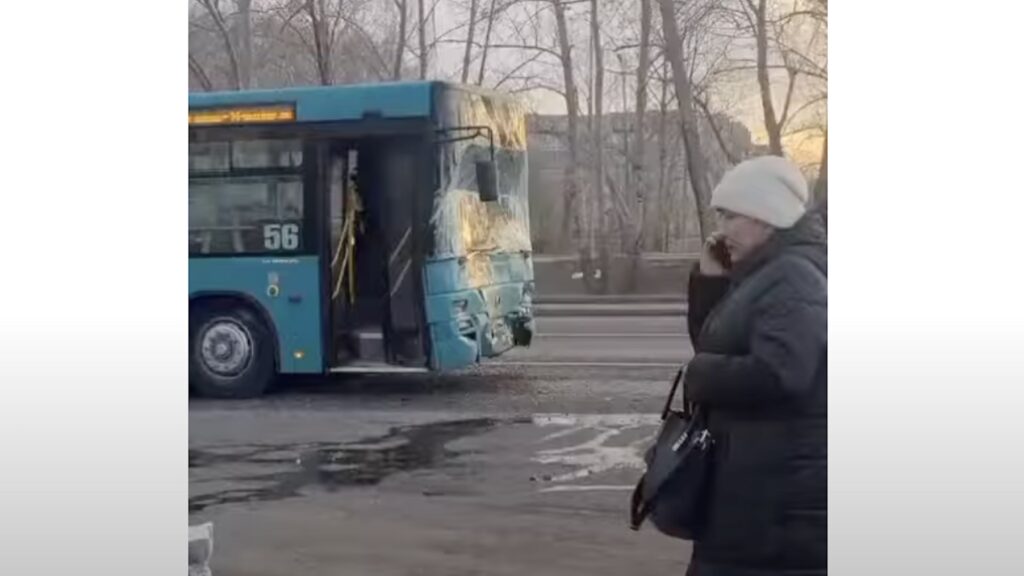 В Караганде произошло столкновение двух пассажирских автобусов