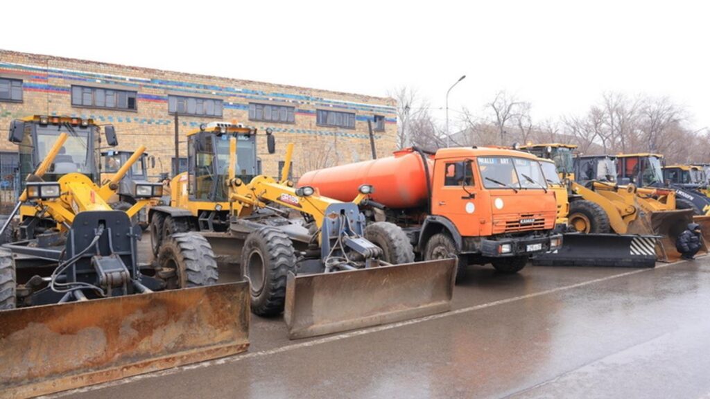 В Карагандинской области уборку дорог обеспечат 1200 рабочих и 100 единиц техники - Bizmedia.kz