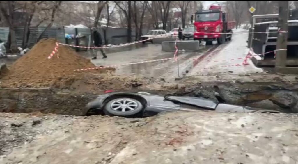 В Костанае находившаяся в автомобиле Infiniti семья упала в траншею: полиция - об инциденте